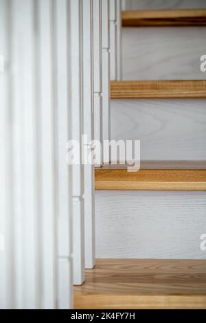 Scala bianca in legno all'interno della casa, particolare. Foto Stock