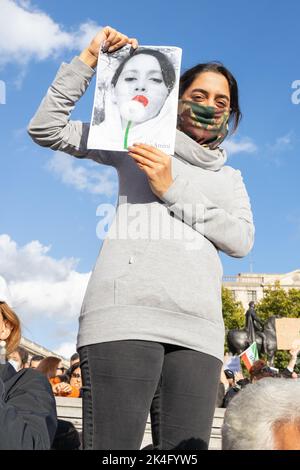 Londra, Inghilterra, Regno Unito 01/10/2022 migliaia di persone si riuniscono a Trafalgar Square per protestare contro la violazione dei diritti umani da parte dei governi iraniani a seguito della morte di Mahsa Amini Foto Stock