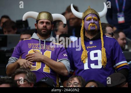 Londra, Regno Unito. 02nd Ott 2022. I fan dei Minnesota Vikings si divertiranno a combattere i New Orleans Saints nella NFL International Series a White Hart Lane a Londra domenica 2 ottobre 2022. I Vichinghi vincono 28-25. Foto di Hugo Philpott/UPI Credit: UPI/Alamy Live News Foto Stock