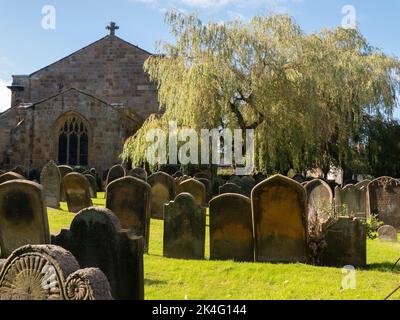 Lapidi nel cortile della Chiesa Parrocchiale di San Pietro e San Paolo a Stokesley North Yorkshire Inghilterra Foto Stock