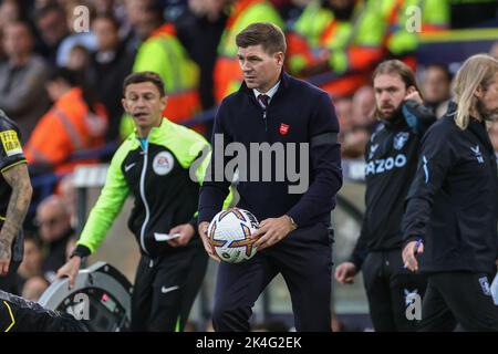 Leeds, Regno Unito. 02nd Ott 2022. Steven Gerrard Manager di Aston Villa con la palla durante la partita della Premier League Leeds United vs Aston Villa a Elland Road, Leeds, Regno Unito, 2nd ottobre 2022 (Foto di Mark Cosgrove/News Images) a Leeds, Regno Unito il 10/2/2022. (Foto di Mark Cosgrove/News Images/Sipa USA) Credit: Sipa USA/Alamy Live News Foto Stock