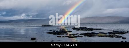Rainbow Over The Sound of Mull vicino a Salen, Scozia, Regno Unito Foto Stock