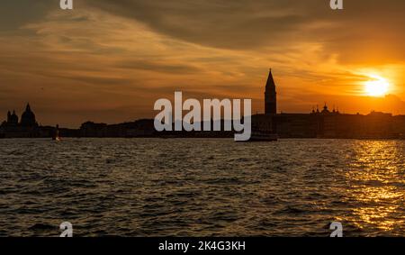 Tramonto sulla conca di San Marco verso la Chiesa di San Giorgio maggiore, Venezia, Italia Foto Stock