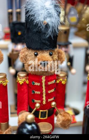 Batterista Christmas Teddy Bear in uniforme militare e cappello con cappuccio in piuma Foto Stock