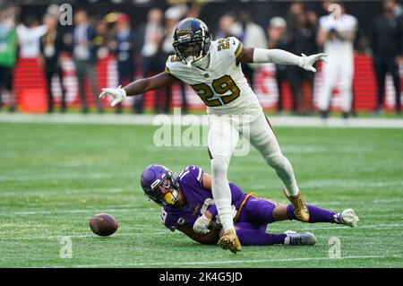 Paulson Adebo (davanti) dei New Orleans Saints e Adam Thielen dei Minnesota Vikings combattono per la palla durante la partita internazionale della NFL allo stadio Tottenham Hotspur di Londra. Data immagine: Domenica 2 ottobre 2022. Foto Stock