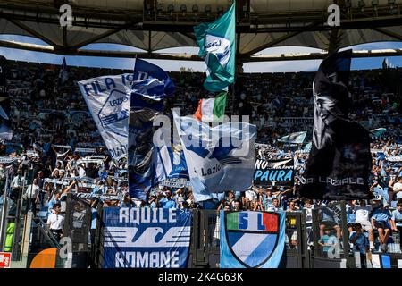 Roma, Italia. 02nd Ott 2022. I tifosi del Lazio allietano durante la Serie Una partita di calcio tra SS Lazio e Spezia Calcio allo stadio Olimpico di Roma (Italia), 2nd ottobre 2022. Foto Andrea Staccioli/Insidefoto Credit: Insidefoto di andrea staccioli/Alamy Live News Foto Stock
