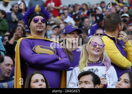 Londra, Regno Unito. 02nd Ott 2022. I fan dei Minnesota Vikings si divertiranno a combattere i New Orleans Saints nella NFL International Series a White Hart Lane a Londra domenica 2 ottobre 2022. Vikings ha vinto il gioco 28-25. Foto di Hugo Philpott/UPI Credit: UPI/Alamy Live News Foto Stock