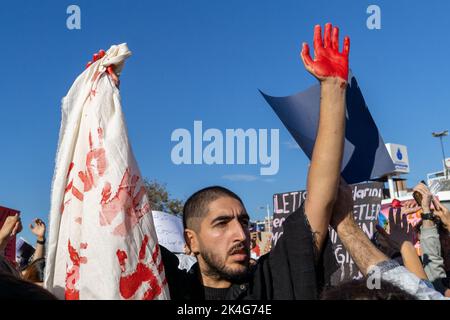 Istanbul, Turchia. 2 ottobre 2022: In risposta all'arresto di una donna iraniana da parte della polizia morale del paese a Teheran, il 2 ottobre 2022 si è tenuta una manifestazione di protesta a Kadikoy Istanbul, in Turchia. Mahsa Amini, 22 anni, visitava la capitale iraniana, Teheran, con la sua famiglia, il 13 settembre 2022, quando fu detenuta dall'unità di polizia responsabile dell'applicazione di rigorosi codici di abbigliamento, compreso l'uso di velo, per le donne iraniane. È stata dichiarata morta il 16 settembre 2022 dalla televisione di stato dopo essere stata in coma per tre giorni. Credit: ZUMA Press, Inc./Alamy Live News Foto Stock