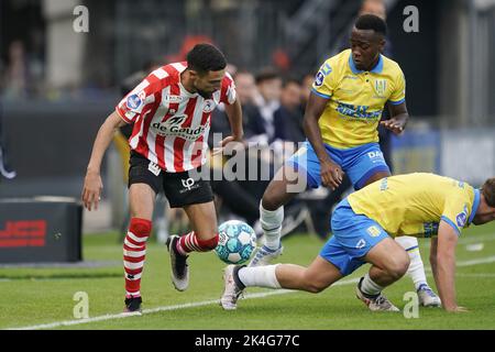 WAALWIJK - (lr) Younes Namli di Sparta Rotterdam, Thierry Lutonda di RKC Waalwijk, Patrick Vroegh di RKC Waalwijk durante la partita olandese di Eredivie tra RKC Waalwijk e Sparta Rotterdam al Mandemakers Stadium il 2 ottobre 2022 a Waalwijk, Paesi Bassi. ANP ROY LAZET Foto Stock