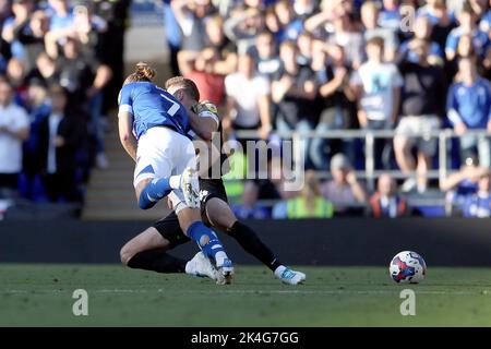 Ipswich, Regno Unito. 01st Ott 2022. Clark Robertson di Portsmouth sfida Wes Burns di Ipswich Town durante la Sky Bet League una partita tra Ipswich Town e Portsmouth a Portman Road il 1st 2022 ottobre a Ipswich, Inghilterra. (Foto di Mick Kearns/phcimages.com) Credit: PHC Images/Alamy Live News Foto Stock