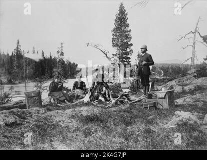 Riposati in testa sopra Bieliteforsen durante un viaggio nel 1895 verso il weekend di primavera a Fantomakke. Da sinistra: ADA Danielsson, Berta Zetterberg, Erika Ingberg e il parroco della chiesa Lars Dahlstedt, quest'ultimo demolito con stivali alti e casco tropicale. Nordico Foto Stock