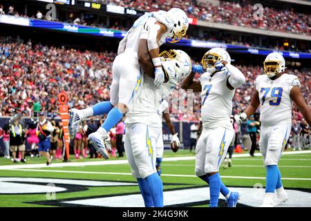 Houston, Stati Uniti. Houston, Texas, Stati Uniti. 2nd Ott 2022. I Los Angeles Chargers che tornano Austin Ekeler (30) sono alzati dalla guardia dei Los Angeles Chargers Zion Johnson (77) dopo una corsa di touchdown durante il secondo trimestre tra gli Houston Texans e i Los Angeles Chargers allo stadio NRG di Houston, Texas, il 2 ottobre 2022. (Credit Image: © Erik Williams/ZUMA Press Wire) Credit: ZUMA Press, Inc./Alamy Live News Foto Stock