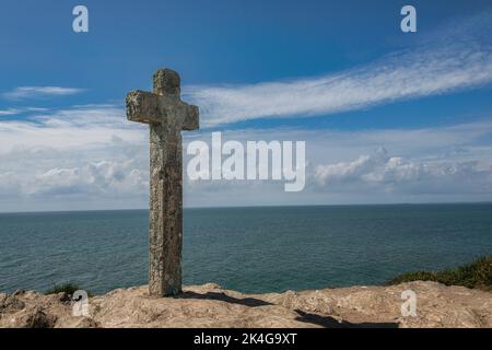 Weathered Stone Cross a Pointe Saint-Gildas - Pointe Du Grand Mont, Bittany, Francia Foto Stock