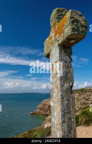 Weathered Stone Cross a Pointe Saint-Gildas - Pointe Du Grand Mont, Bittany, Francia Foto Stock