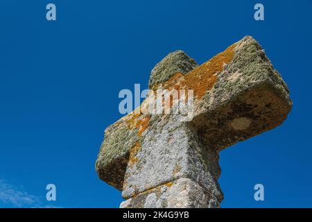 Weathered Stone Cross a Pointe Saint-Gildas - Pointe Du Grand Mont, Bittany, Francia Foto Stock