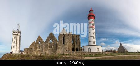La Pointe Saint-Mathieu con il suo faro rosso e bianco distintivo e le rovine dell'abbazia storica a Plougonvelin, in Bretagna, Francia. Foto Stock