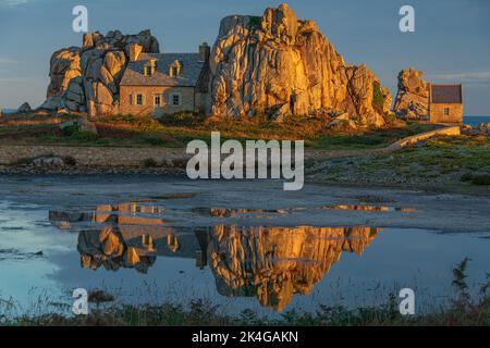 Castel MEUR, noto anche come la Maison du Gouffre o "la casa tra le rocce", è un affascinante cottage incastonato tra due enormi rocce frastagliate Foto Stock