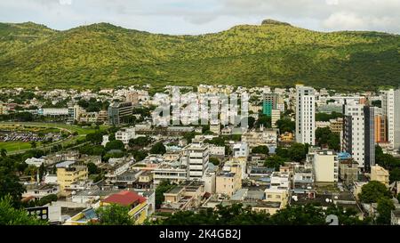 Vista su Port Louis Mauritius con nuvole e giungla Foto Stock