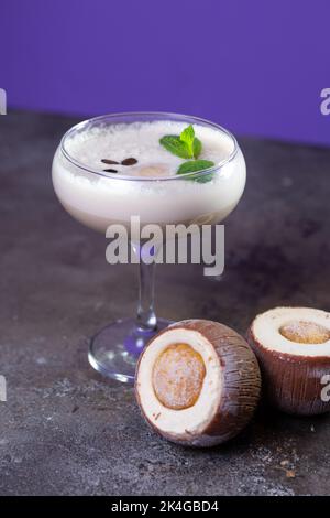 cocktail e dessert al cocco su sfondo viola Foto Stock