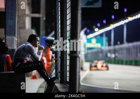 ALONSO Fernando (spa), Alpine F1 Team A522, ritratto che guarda le vetture sulla pista dopo il ritiro della gara durante il Gran Premio di Singapore della Formula 1 Singapore Airlines 2022, 17th° round del Campionato del mondo FIA di Formula uno 2022 dal 30 settembre al 02 ottobre 2022 sul circuito di Marina Bay Street, A Singapore - Foto Antonin Vincent / DPPI Foto Stock