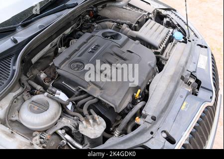 Amburgo, Germania. 07th maggio, 2022. Un motore diesel VW EA288 nel vano motore di un carro Skoda Octavia RS. Credit: Jonas Walzberg/dpa/Alamy Live News Foto Stock