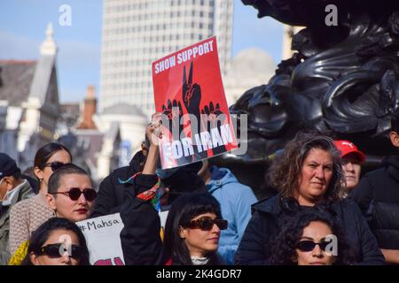 Londra, Inghilterra, Regno Unito. 2nd Ott 2022. Manifestanti femministi si sono riuniti a Piccadilly Circus nel quadro delle proteste in corso per chiedere giustizia a Mahsa Amini e ad altre vittime del regime iraniano, e per chiedere i diritti e la libertà delle donne in Iran. (Credit Image: © Vuk Valcic/ZUMA Press Wire) Foto Stock