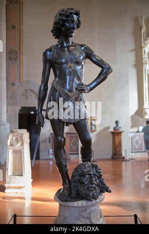 Statua del David di Andrea del Verrocchio nel Museo del Bargello Firenze Italia Foto Stock