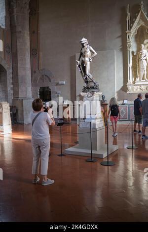 Statua del David di Donatello nel Museo del Bargello Firenze Foto Stock
