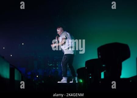 Eboli, Italia. 01st Ott 2022. Sfera Ebasta durante STERA EBBasta - FAMOSO TOUR 2022, concerto di musica italiana a Eboli, ottobre 01 2022 Credit: Independent Photo Agency/Alamy Live News Foto Stock