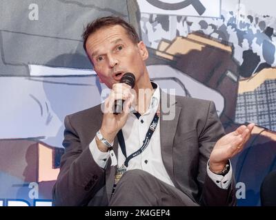 Amburgo, Germania. 01st Ott 2022. Klaus Brinkbäumer, direttore del programma MDR, parla sul podio al congresso annuale dell'organizzazione Netzwerk Recherche. Credit: Markus Scholz/dpa/Alamy Live News Foto Stock