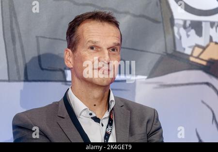 Amburgo, Germania. 01st Ott 2022. Klaus Brinkbäumer, direttore del programma MDR, siede sul podio al congresso annuale dell'organizzazione Netzwerk Recherche. Credit: Markus Scholz/dpa/Alamy Live News Foto Stock