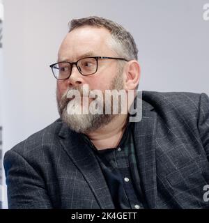 Amburgo, Germania. 01st Ott 2022. Stefan Niggemeier, media editor di Übermedien, siede sul podio al congresso annuale dell'organizzazione Netzwerk Recherche. Credit: Markus Scholz/dpa/Alamy Live News Foto Stock