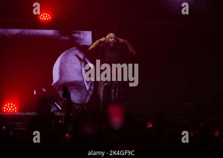 Eboli, Italia. 01st Ott 2022. Luche durante STERA EBBasta - FAMOSO TOUR 2022, concerto di musica per cantante italiana a Eboli, ottobre 01 2022 Credit: Independent Photo Agency/Alamy Live News Foto Stock