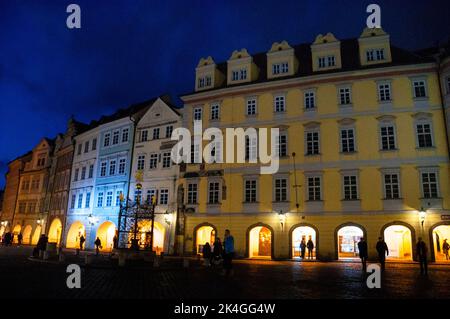 Piazza piccola e la fontana di Malé námestí vicino al centro storico di Praga, Repubblica Ceca. Foto Stock