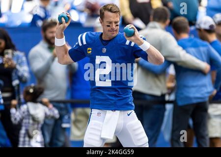 Indianapolis, Indiana, Stati Uniti. 02nd Ott 2022. Indianapolis Colts quarto indietro Matt Ryan (2) durante la pre-partita di gioco di calcio NFL azione tra i Tennessee Titans e gli Indianapolis Colts al Lucas Oil Stadium di Indianapolis, Indiana. John Mersits/CSM/Alamy Live News Foto Stock