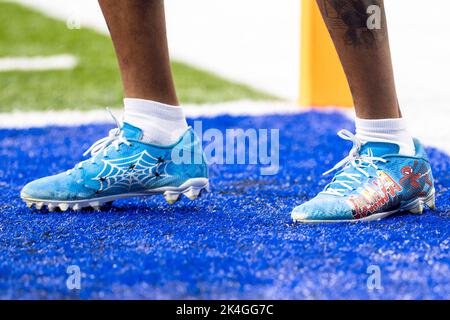 Indianapolis, Indiana, Stati Uniti. 02nd Ott 2022. Spiderman si diletta per la giornata della Marvel durante la partita di football della NFL tra i Tennessee Titans e gli Indianapolis Colts al Lucas Oil Stadium di Indianapolis, Indiana. John Mersits/CSM/Alamy Live News Foto Stock