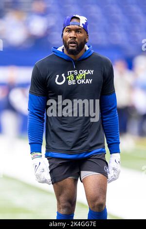 Indianapolis, Indiana, Stati Uniti. 02nd Ott 2022. Indianapolis Colts linebacker Shaquille Leonard (53) durante la partita di football tra i Tennessee Titans e gli Indianapolis Colts al Lucas Oil Stadium di Indianapolis, Indiana. John Mersits/CSM/Alamy Live News Foto Stock