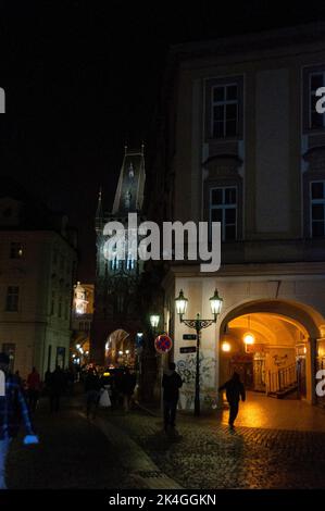 Gothic Powder Gate fa parte delle fortificazioni medievali originali della città di Praga, nella Repubblica Ceca. Foto Stock