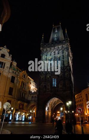 La Torre delle polveri è una delle poche parti rimanenti delle mura gotiche di Praga, Repubblica Ceca. Foto Stock