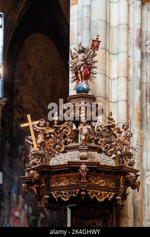 Sculture religiose d'interni ornate della Cattedrale dei Santi Vito, Venceslao e Adalberto a Praga, Repubblica Ceca. Foto Stock