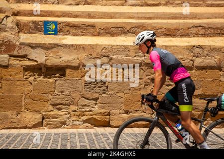 Il ciclista pellegrino attraversa la città spagnola di Navarrete la Rioja mentre pedalate il Camino de Santiago la strada del pellegrinaggio di San Giacomo in Spagna Foto Stock