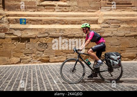 Il ciclista pellegrino attraversa la città spagnola di Navarrete la Rioja mentre pedalate il Camino de Santiago la strada del pellegrinaggio di San Giacomo in Spagna Foto Stock