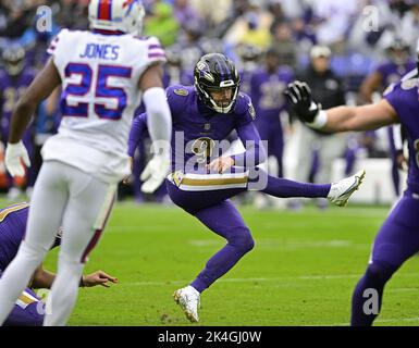 Baltimora, Stati Uniti. 02nd Ott 2022. Il calciatore del Baltimore Ravens Place Justin Tucker (9) calcia un campo di 51 yard contro i Buffalo Bills durante il primo tempo al M&T Bank Stadium di Baltimora, Maryland, domenica 2 ottobre 2022. Photo by David Tulis/UPI Credit: UPI/Alamy Live News Foto Stock