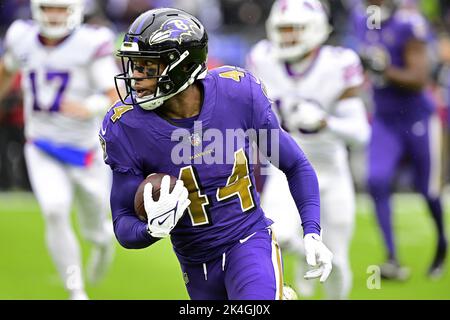 Baltimora, Stati Uniti. 02nd Ott 2022. Il Cornerback di Baltimora Ravens, Marlon Humphrey (44), effettua un pass intercettato per Buffalo Bills fino alla linea di 8 yard durante il primo tempo presso l'M&T Bank Stadium di Baltimora, Maryland, domenica 2 ottobre 2022. Photo by David Tulis/UPI Credit: UPI/Alamy Live News Foto Stock