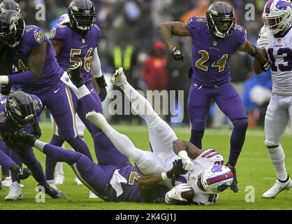 Baltimora, Stati Uniti. 02nd Ott 2022. Buffalo Bills Running Back Zack Moss (20) è sconvolta da Baltimore Ravens Defensive Tackle Justin Madubuike (92) come Cornerback Marcus Peters (24) festeggia durante il primo tempo al M&T Bank Stadium di Baltimora, Maryland, domenica 2 ottobre 2022. Photo by David Tulis/UPI Credit: UPI/Alamy Live News Foto Stock