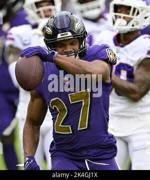 Baltimora, Stati Uniti. 02nd Ott 2022. Baltimore Ravens indietro J.K. Dobbins (27) celebra un touchdown di 4 metri contro le Buffalo Bills durante il primo tempo all'M&T Bank Stadium di Baltimora, Maryland, domenica 2 ottobre 2022. Photo by David Tulis/UPI Credit: UPI/Alamy Live News Foto Stock