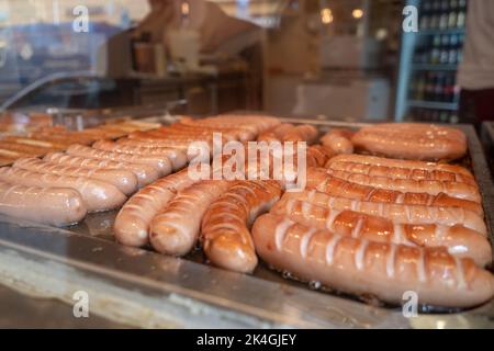 Focalizzazione selettiva, mucchio di salsicce grigliate alla griglia, pane alla tedesca, in uno stand a Berlino, Germania Foto Stock