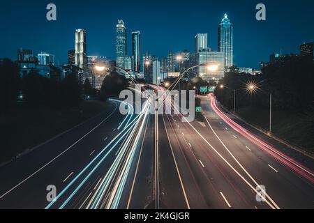 Skyline di Atlanta., Georgia, USA con traffico notturno Foto Stock