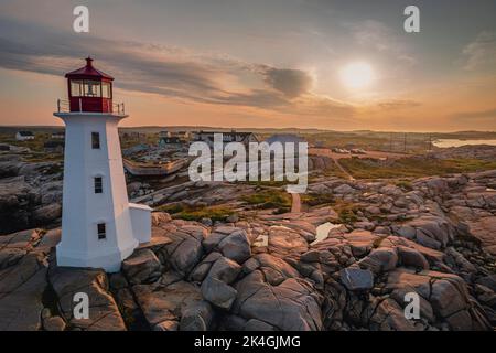 Peggy's Cove Lighthouse, Nova Scotia, Canada at Dawn, vista da un drone aereo. Foto Stock