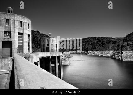 Una scala di grigi di edifici vicino al fiume Foto Stock